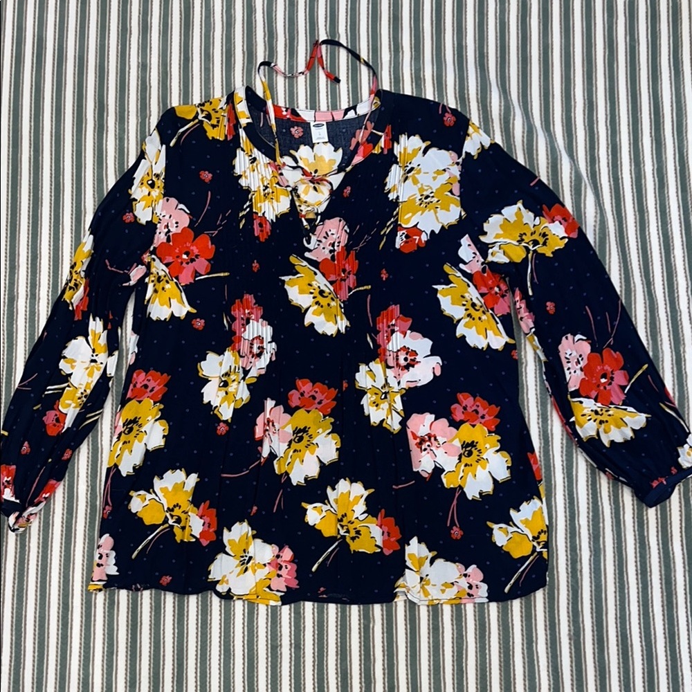 Old Navy Women’s Floral Pleated Vneck Top with criss cross tie size L